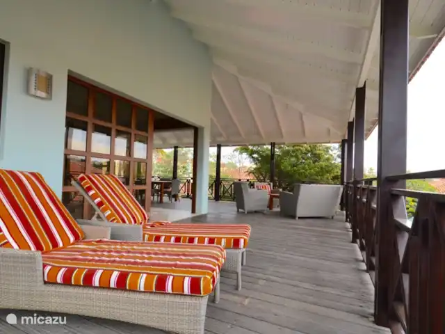 Villa directamente en la playa de Blue Bay en Curazao, Curazao Centro, Blue Bay - villa ¡Es cómodo descansar, leer o dormir la siesta en estas tumbonas!