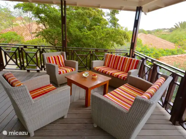 Villa directamente en la playa de Blue Bay en Curazao, Curazao Centro, Blue Bay - villa ¡Tómate una buena bebida en la terraza donde siempre hay una brisa refrescante!