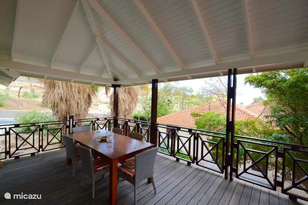 Fine dining on your porch!