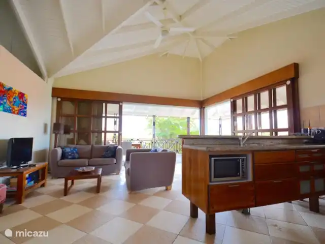Villa directamente en la playa de Blue Bay en Curazao, Curazao Centro, Blue Bay - villa La sala de estar con cocina abierta!