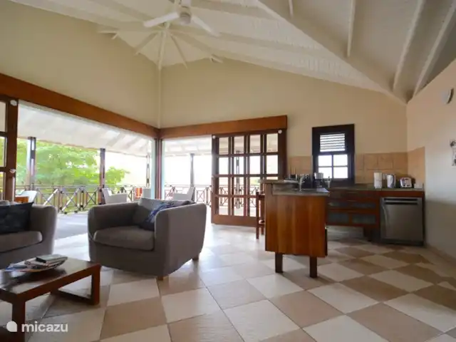Villa directamente en la playa de Blue Bay en Curazao, Curazao Centro, Blue Bay - villa Sala de estar con cocina abierta!