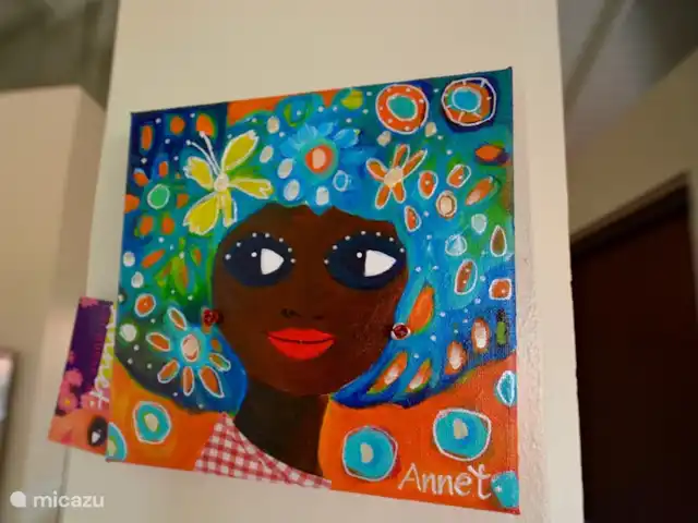 Villa directamente en la playa de Blue Bay en Curazao, Curazao Centro, Blue Bay - villa Las alegres y coloridas pinturas de la villa fueron realizadas por un conocido artista local y están a la venta.