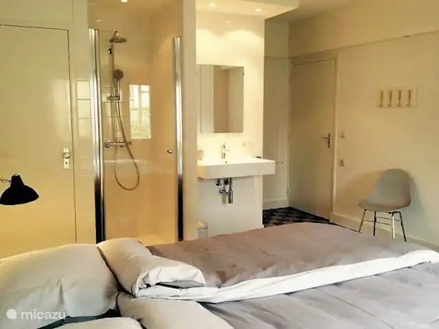Huize Terziet huren in Nederland, Limburg, Epen - vakantiehuis slaapkamer beneden met douche en wastafel