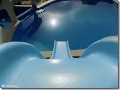.piscina con tobogán