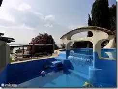 nach den vorliegenden jüngere Kinder, tun wir jeden Tag ist eine Schicht von Wasser in der Wanne, so dass kleine Kinder spielen können!