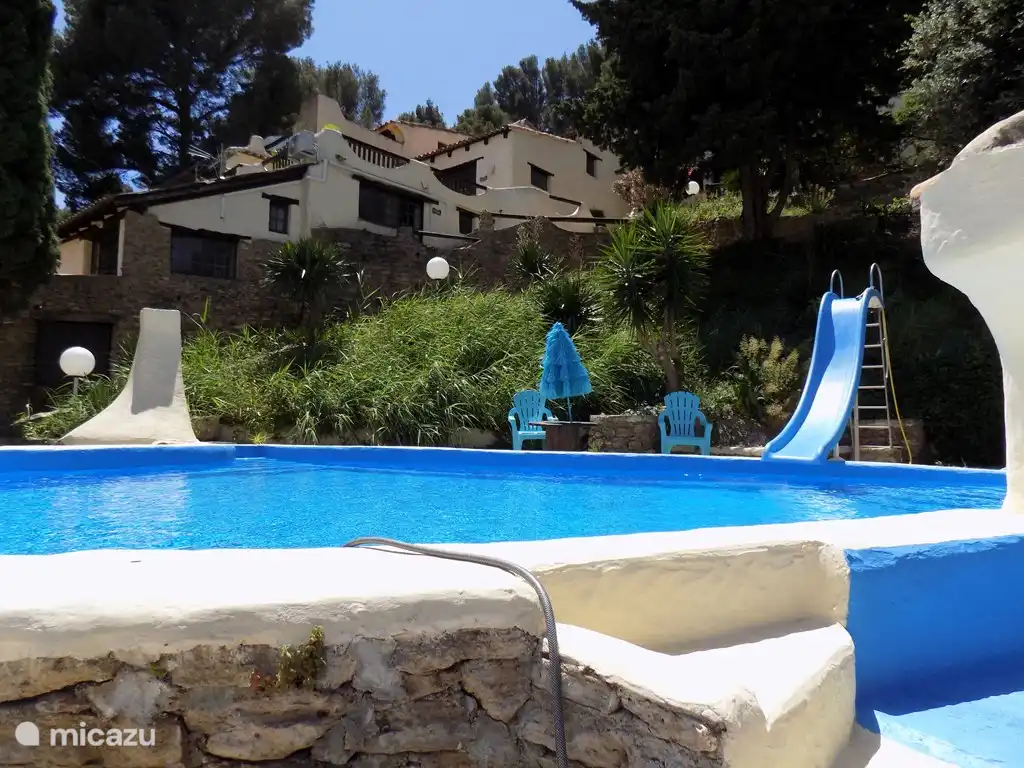 Blick auf das Haus und Pool