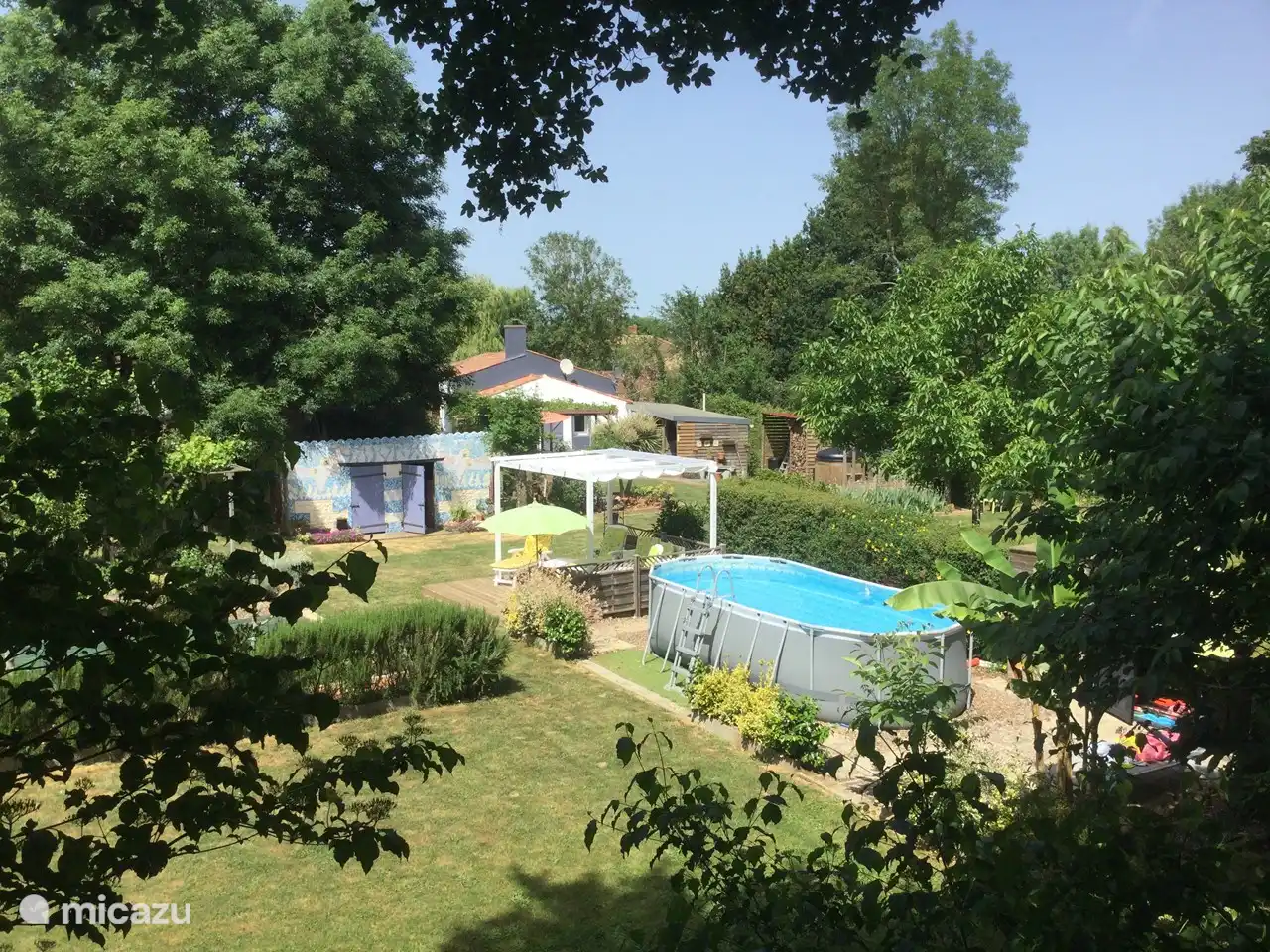 Swimmingpool und Sonnenterrasse