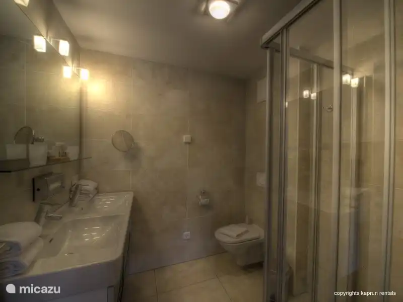 Baños lujosos y de alta calidad, perfectos para refrescarse después de un agradable día en la montaña.