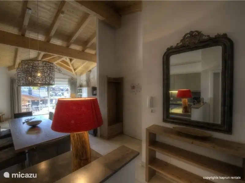 Otra hermosa vista de la sala de estar, con mesa de comedor, cocina abierta, mucha luz del exterior y una vista magnífica.