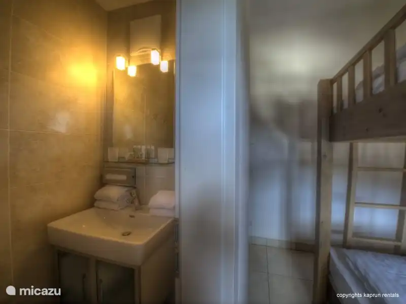 El lavabo de la habitación con literas. Se le proporcionará ropa de cama y ropa de baño de alta calidad.