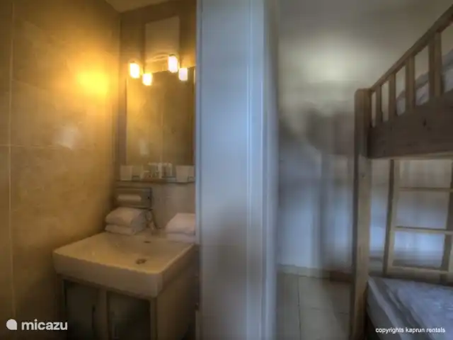 Kaprun Mountain Resort TopA24 huren in Oostenrijk, Salzburgerland, Kaprun - appartement De wastafel van de kamer met stapelbedden. U wordt voorzien van hoge kwaliteit beddengoed en badgoed.