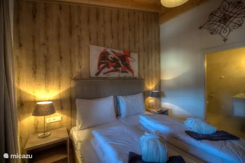 Todo está al alcance. Incluso los enchufes no se han reducido: siéntete libre de cargar tanto tu teléfono como tu tableta. ¡Después de todo, mañana hay que tomar bellas fotografías en las pistas!