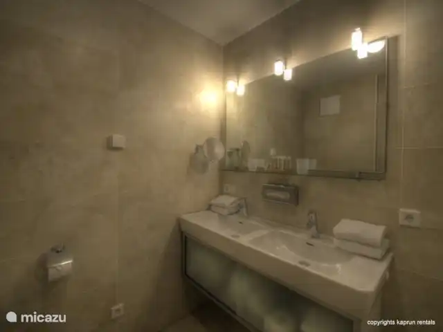 Kaprun Mountain Resort TopA24 huren in Oostenrijk, Salzburgerland, Kaprun - appartement Luxe badkamers, waar alles gedaan kan worden om er piekfijn uit te zien.