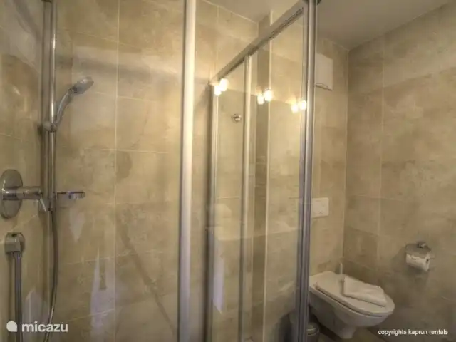 Kaprun Mountain Resort TopA24 huren in Oostenrijk, Salzburgerland, Kaprun - appartement Nog een kijk op één van de vele badkamers, die dit penthouse biedt.