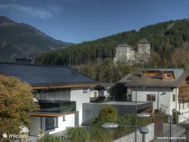 Kaprun Mountain Resort TopA24 huren in Oostenrijk, Salzburgerland, Kaprun - appartement Vanaf het balkon kunt u het prachtige kasteel van Kaprun bewonderen.