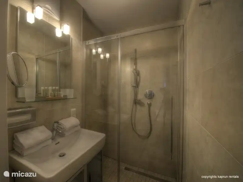 Preciosa ducha, tras un cristal, para que el baño se mantenga seco.