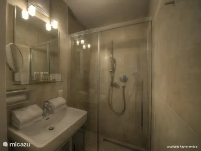 Kaprun Mountain Resort TopA24 huren in Oostenrijk, Salzburgerland, Kaprun - appartement Heerlijk douchen, achter glas, zodat de badkamer droog blijft.