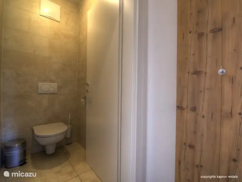 Un aseo adicional separado.