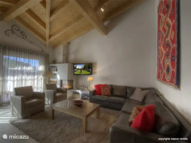 Kaprun Mountain Resort TopA24 huren in Oostenrijk, Salzburgerland, Kaprun - appartement De ruime woonkamer met een hoog plafond en toch intieme sfeer.