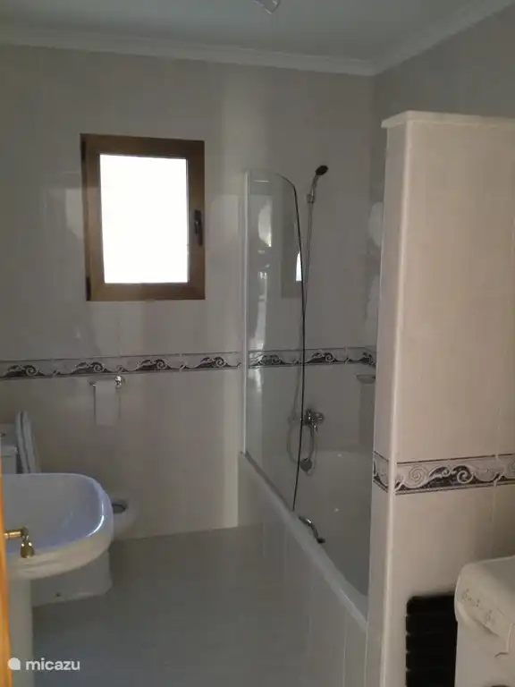 Segundo cuarto de baño con bañera y ducha.