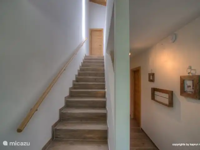 Deer and Dear Luxury Chalet, App. A en Austria, Salzburgo, Piesendorf - apartamento Una hermosa escalera, con mucho espacio y hermosos techos.