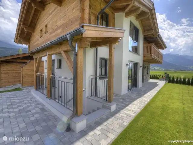 Deer and Dear Luxury Chalet, App. A en Austria, Salzburgo, Piesendorf - apartamento ¡Después de esquiar, puede tomar la entrada de abajo para guardar el equipo de esquí maravillosamente calentado!