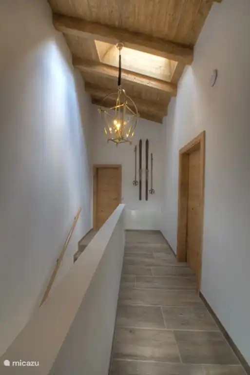 Ein weiterer Blick auf die geräumige Halle im ersten Stock.