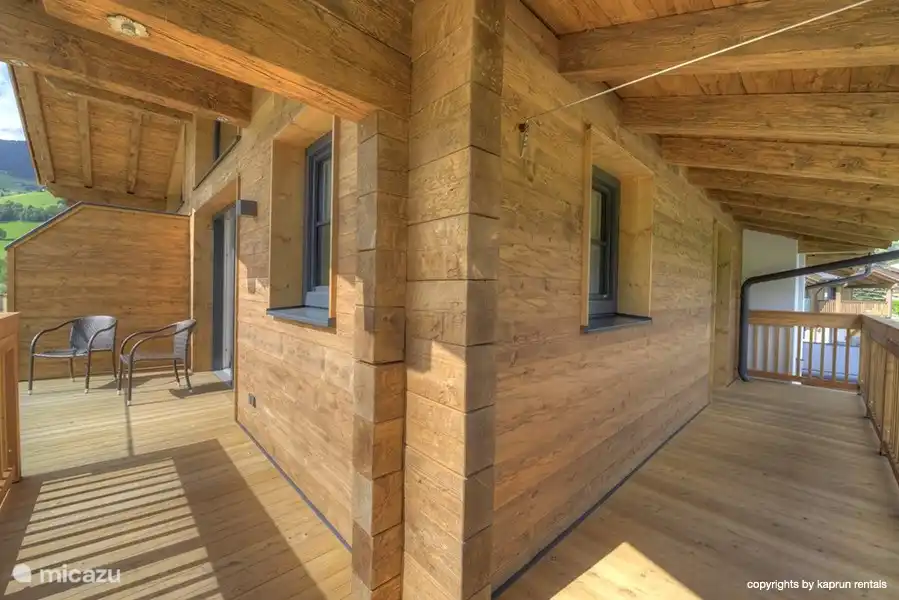 Viele Balkonraum, dekoriert mit schönen Holz.