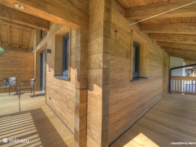 Deer and Dear Luxury Chalet, App. A en Austria, Salzburgo, Piesendorf - apartamento Mucho espacio de balcón, acabado con hermosa madera.
