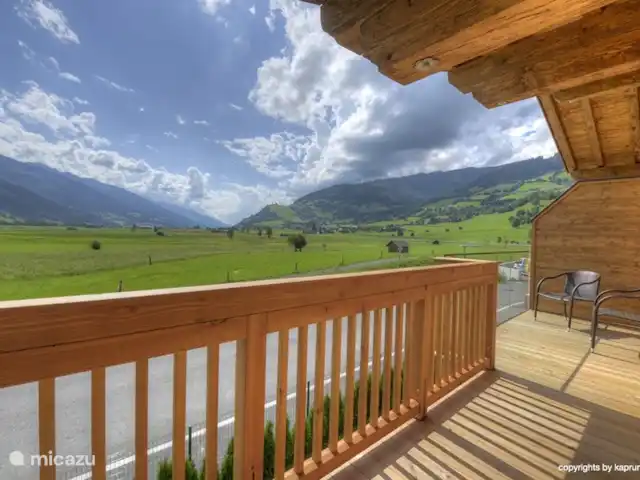 Deer and Dear Luxury Chalet, App. A en Austria, Salzburgo, Piesendorf - apartamento Mucho espacio de balcón, acabado con hermosa madera.
