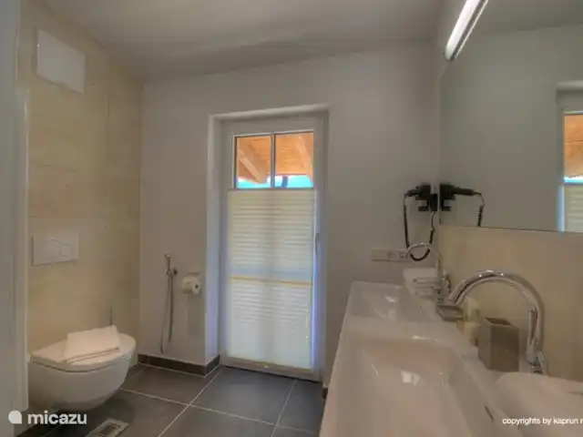 Deer and Dear Luxury Chalet, App. A en Austria, Salzburgo, Piesendorf - apartamento Todo está ahí en su baño, incluso suficiente luz del exterior.