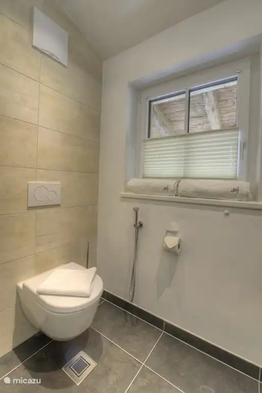 Die Badezimmer verfügen über WC.