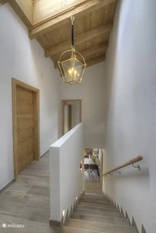 Der Flur im Obergeschoss, mit hohen, Holzdecken.