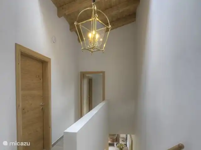 Deer and Dear Luxury Chalet, App. A en Austria, Salzburgo, Piesendorf - apartamento La sala de arriba, con techo alto, de madera.