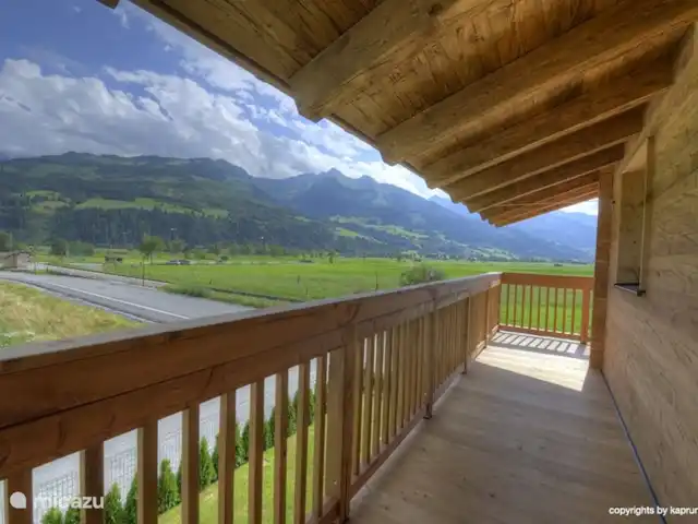 Deer and Dear Luxury Chalet, App. A en Austria, Salzburgo, Piesendorf - apartamento Mucho espacio de balcón, acabado con hermosa madera.
