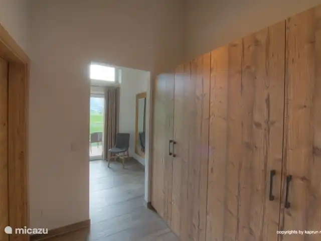 Deer and Dear Luxury Chalet, App. A en Austria, Salzburgo, Piesendorf - apartamento Mucho espacio de guardarropas, hecho de hermosos materiales.