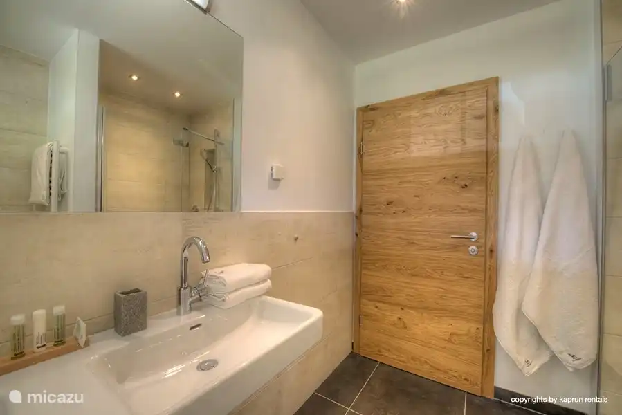 Doch ein Blick auf eine der drei luxuriösen Badezimmern.