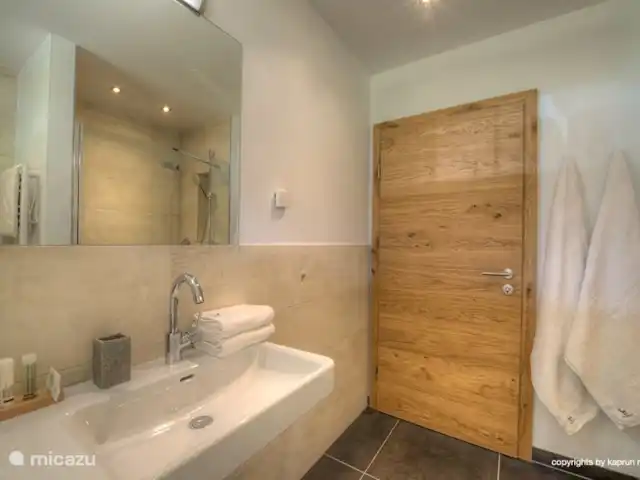Deer and Dear Luxury Chalet, App. A en Austria, Salzburgo, Piesendorf - apartamento Otro vistazo a 1 de los tres lujosos baños.