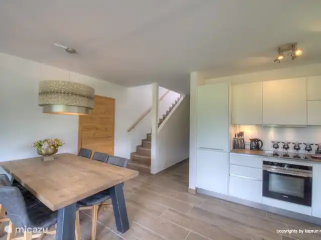 Deer and Dear Luxury Chalet, App. A en Austria, Salzburgo, Piesendorf - apartamento La cocina abierta con mesa de comedor. ¡Siempre es genial estar juntos!