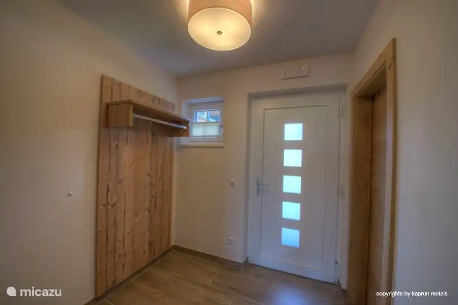 Ihr Eingang, mit genügend Platz für Ihre Mäntel