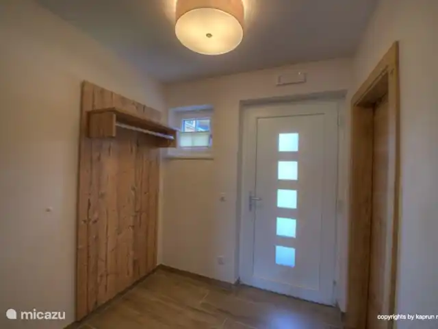 Deer and Dear Luxury Chalet, App. A en Austria, Salzburgo, Piesendorf - apartamento Tu entrada, con suficiente espacio para tus abrigos