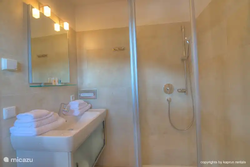 Baños lujosos y ropa de baño de alta calidad sin falta.