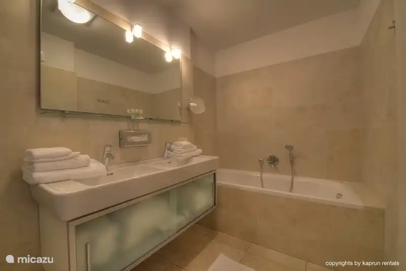 El baño más grande, con bañera y (fuera de la vista) una ducha separada.