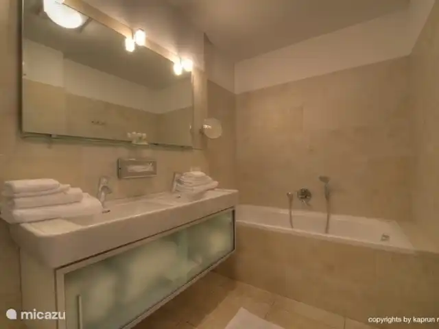 appartement huren in Oostenrijk, Salzburgerland, Kaprun – Kaprun Mountain Resort TopB14 De grootste badkamer, met bad en (buiten beeld) een aparte douche.
