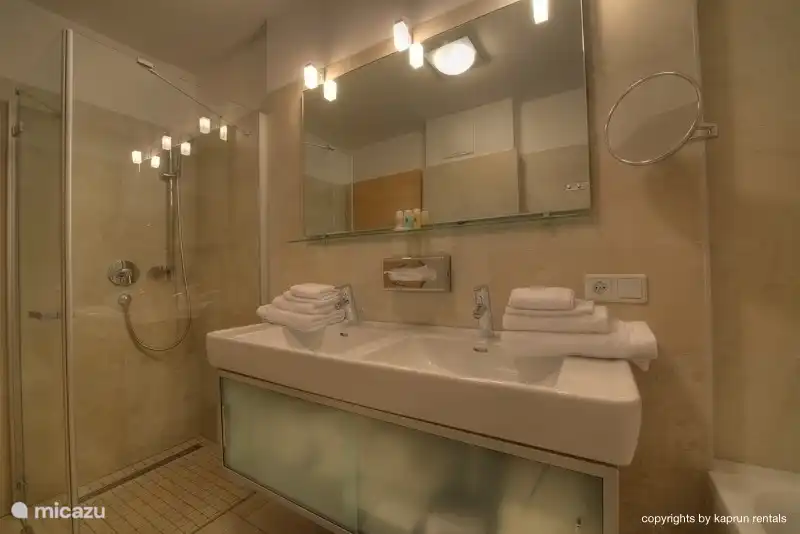 ¡Y está la lujosa y espaciosa ducha!