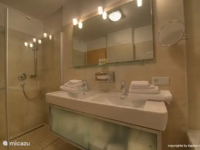 appartement huren in Oostenrijk, Salzburgerland, Kaprun – Kaprun Mountain Resort TopB14 En daar is de luxe, ruime douche!