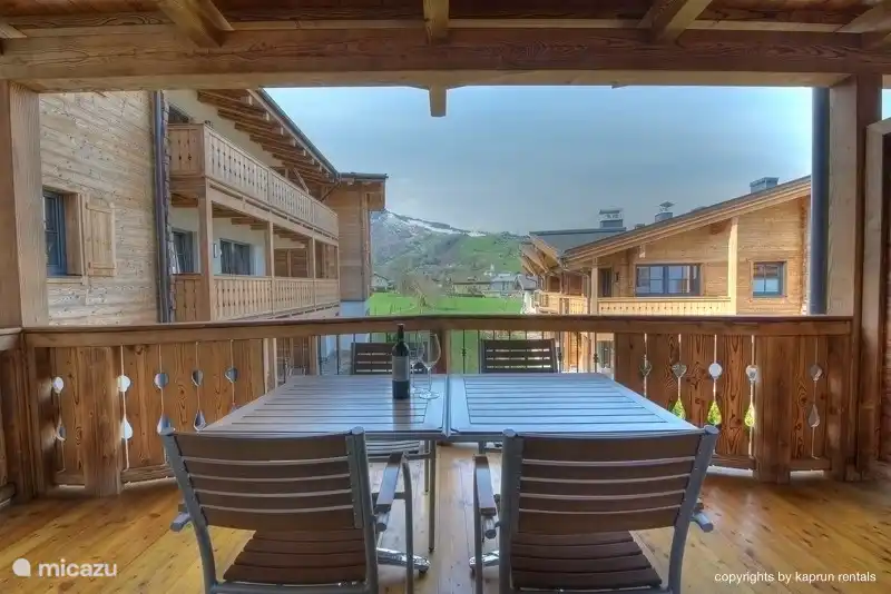 Mucho espacio, también para todos tomar asiento en la hermosa mesa en este balcón.