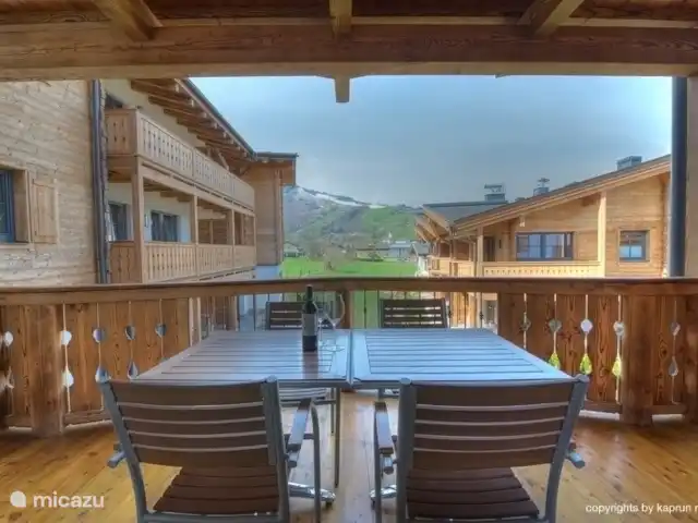 appartement huren in Oostenrijk, Salzburgerland, Kaprun – Kaprun Mountain Resort TopB14 Veel ruimte, ook om allemaal plaats te nemen aan de mooie tafel op dit balkon.