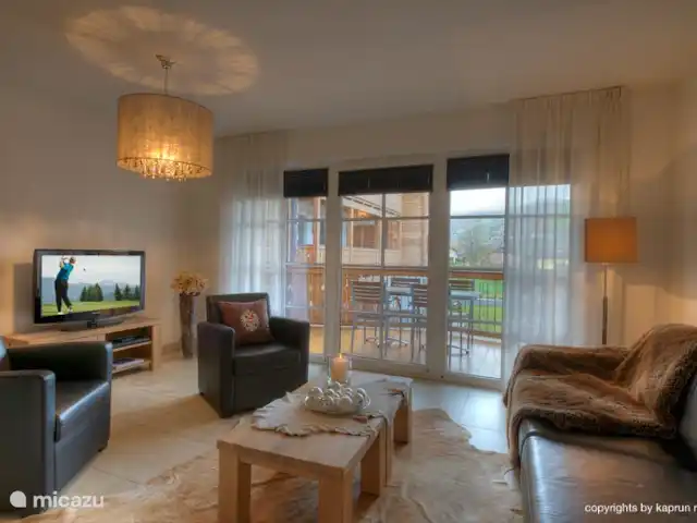 appartement huren in Oostenrijk, Salzburgerland, Kaprun – Kaprun Mountain Resort TopB14 De gezellige woonkamer met luxe bank en prachtig uitzicht.