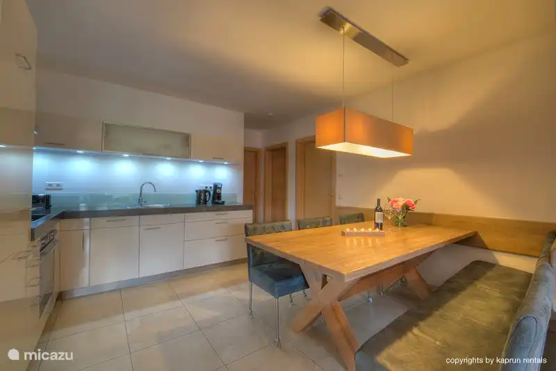 La amplia cocina y mesa de comedor.